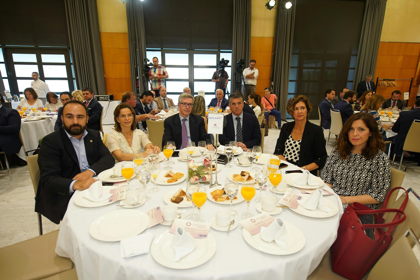 Las imágenes del desayuno-coloquio con Isabel García Tejerina