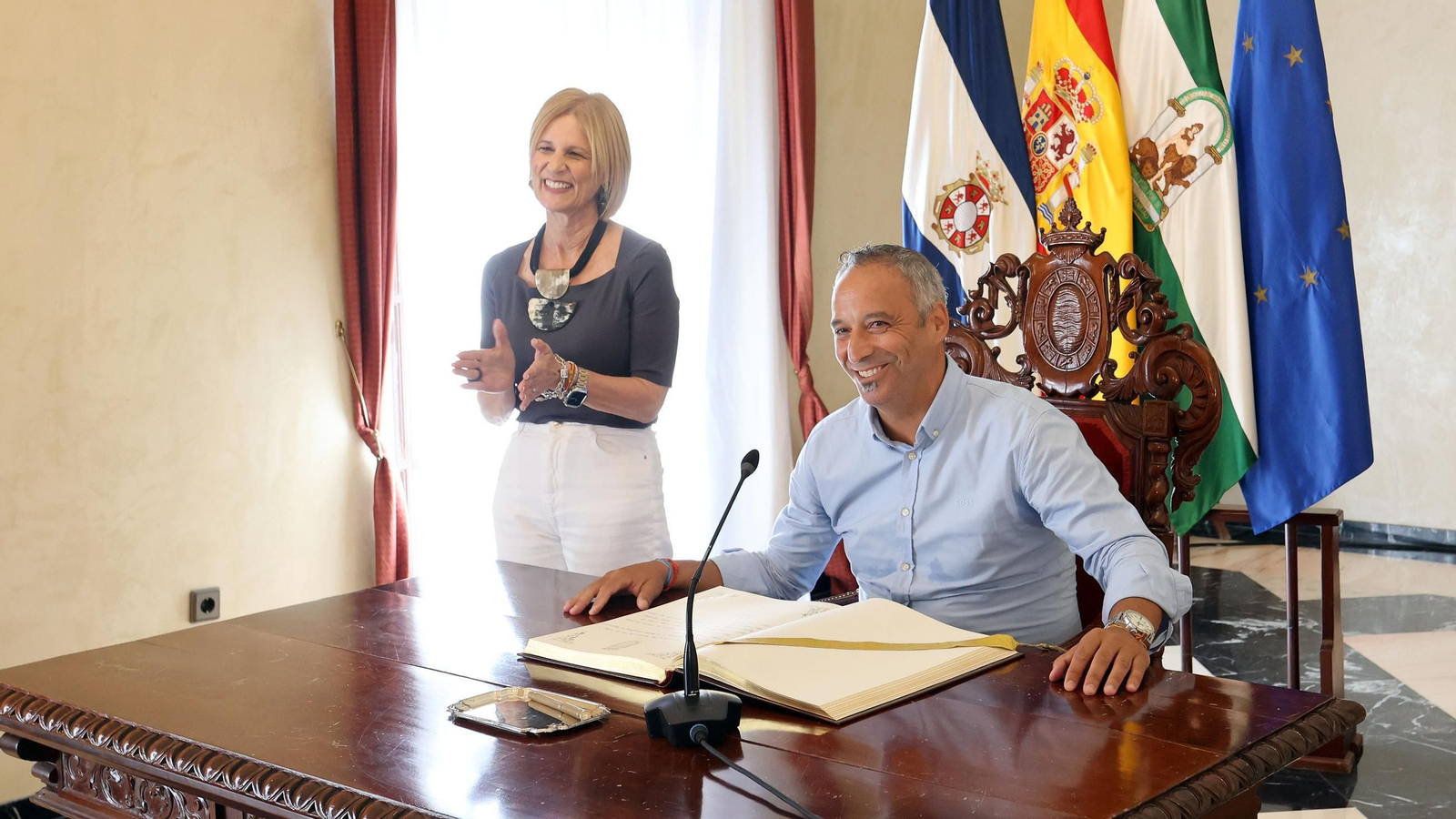 Antonio Vadillo firma en el Libro de Honor de Jerez