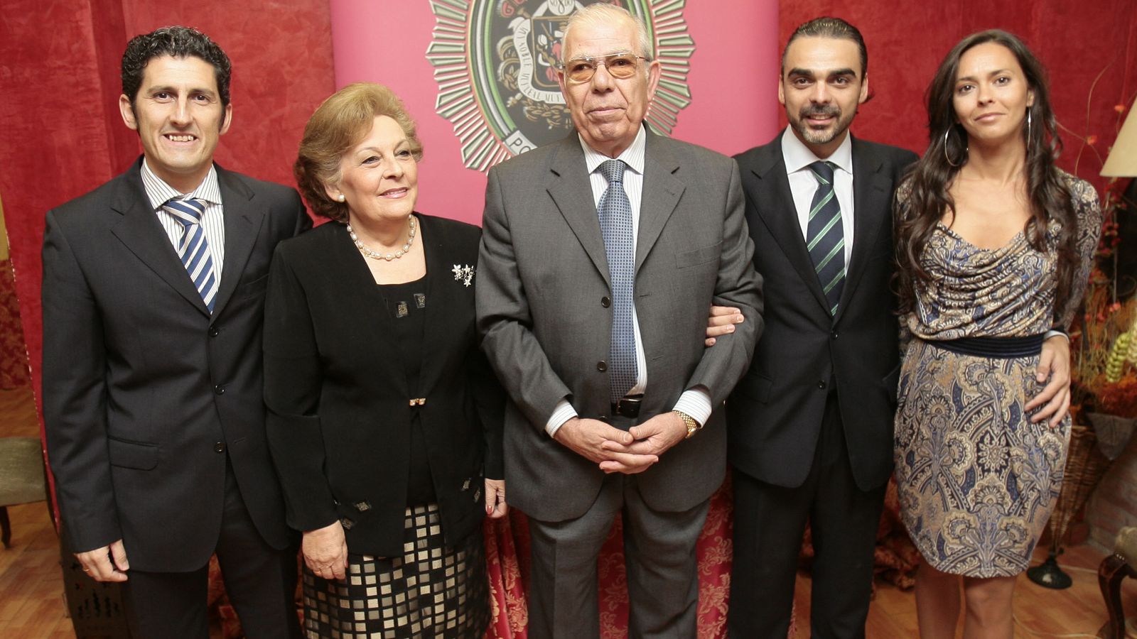 Antonio Santos, con su familia, en un homenaje que se le hizo tras su jubilación.