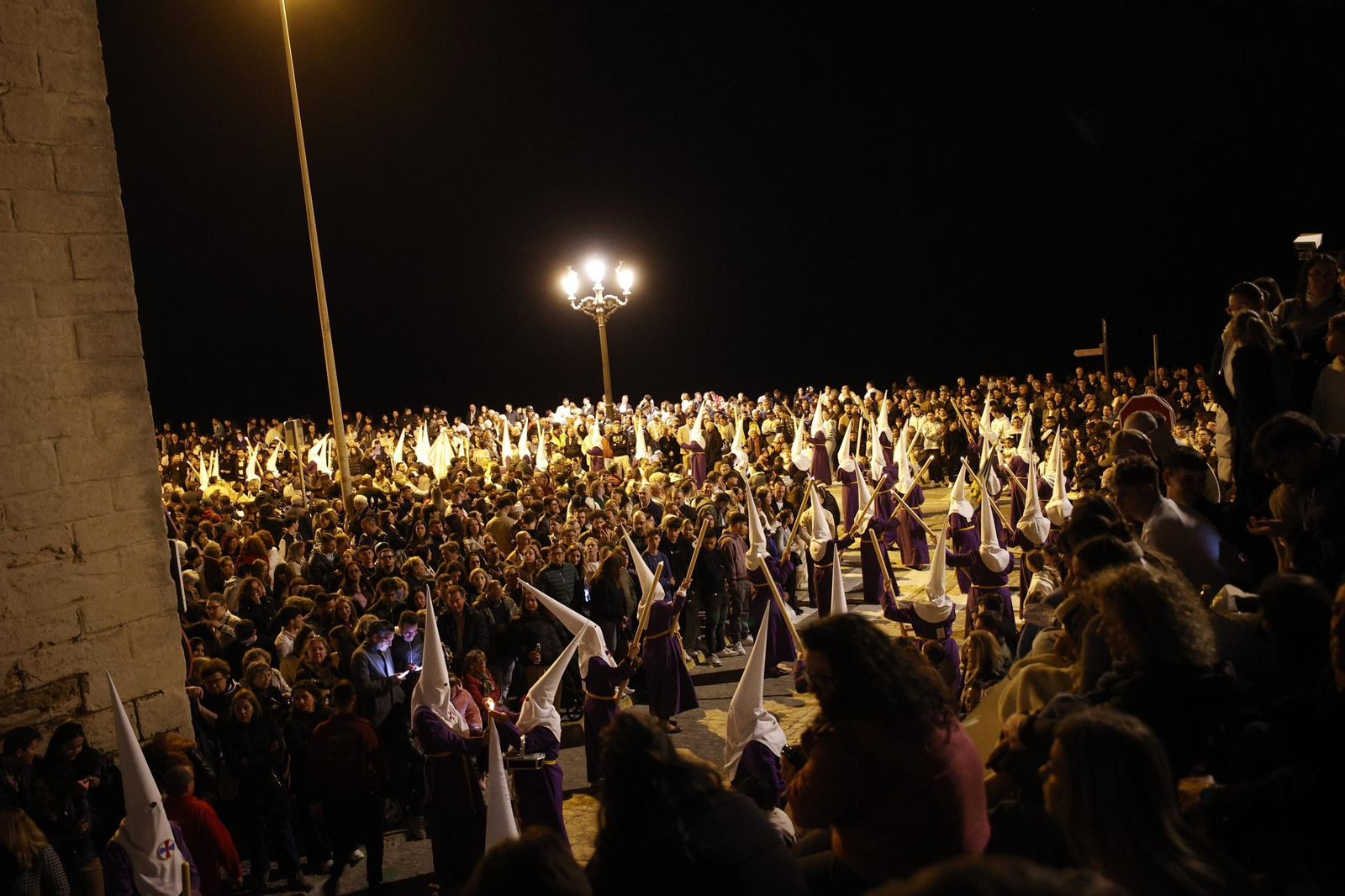 Imágenes de la salida de Medinaceli en la Semana Santa de Cádiz 2025