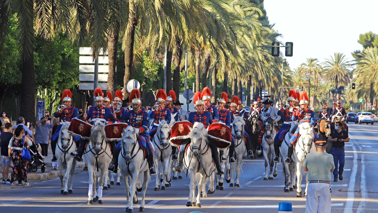 Desfile del Escuadrón de Caballería de la Guardia Real por las calles de Jerez