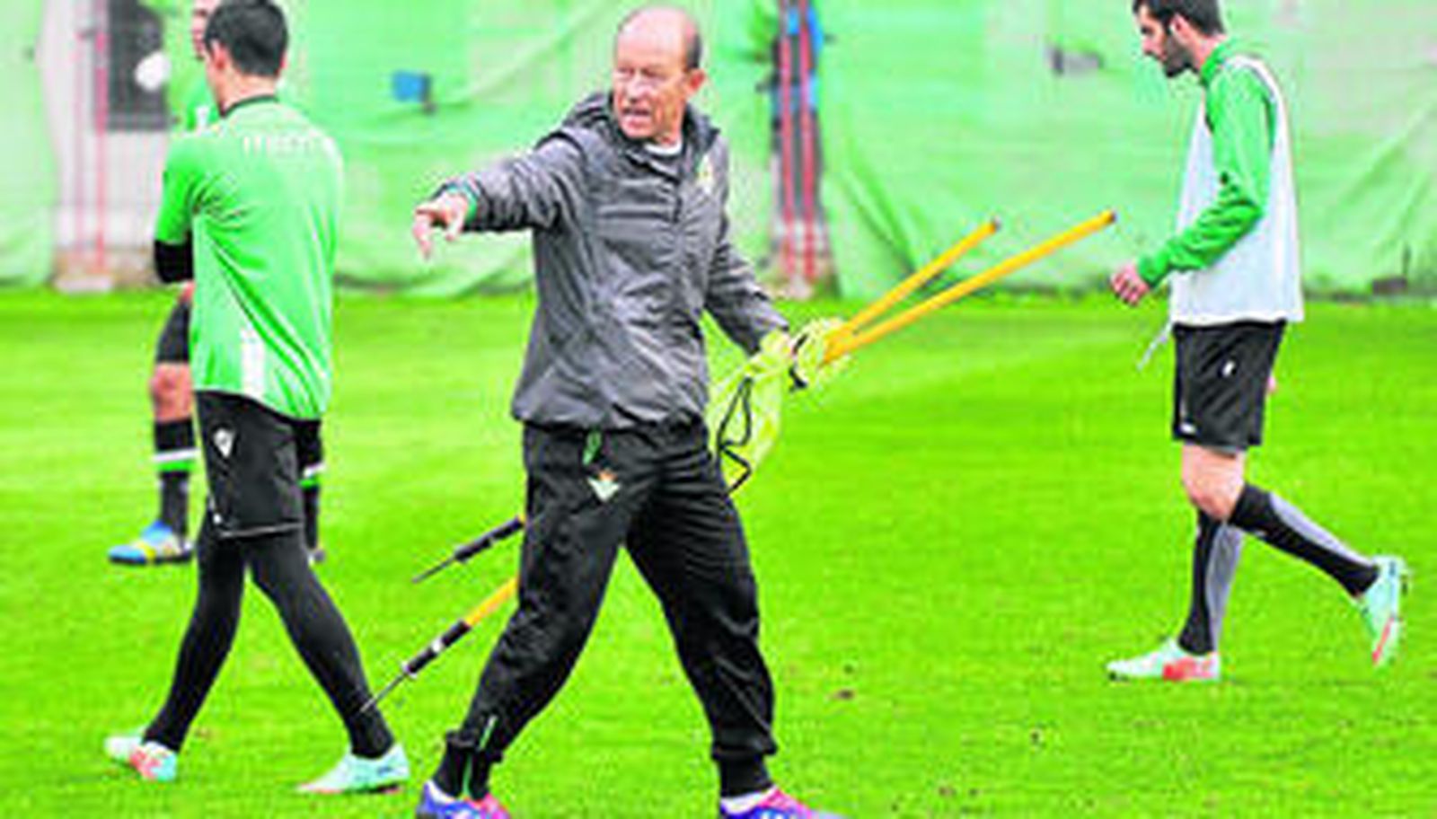 El técnico bético, Gabriel Humberto Calderón, realiza una indicación en el entrenamiento.