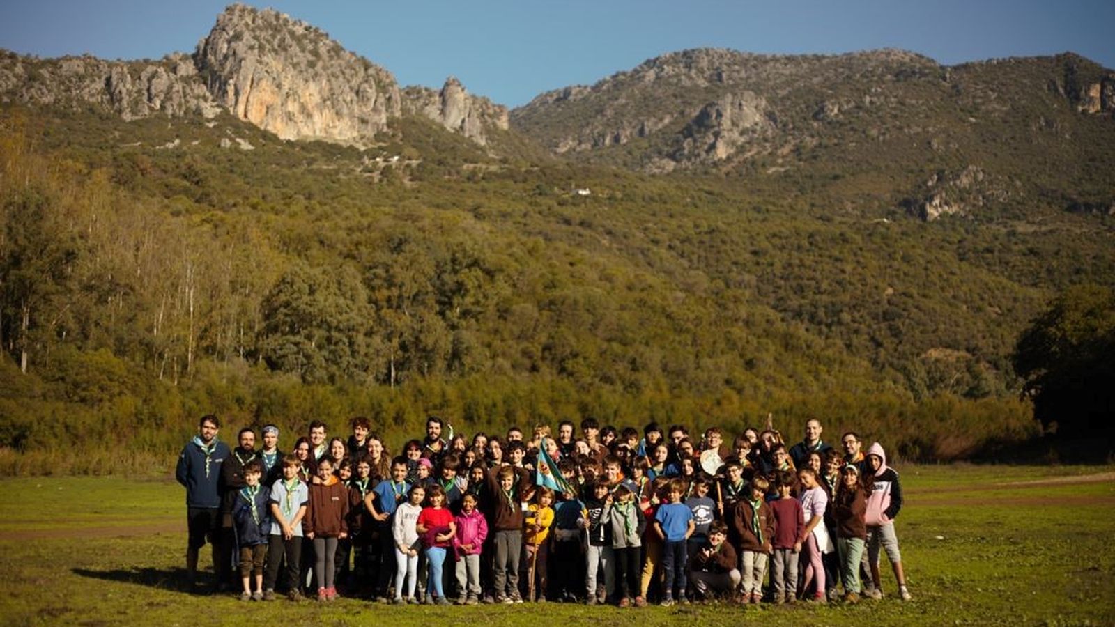 Una imgane de grupo en un lugar paradisiaco de la sierra.
