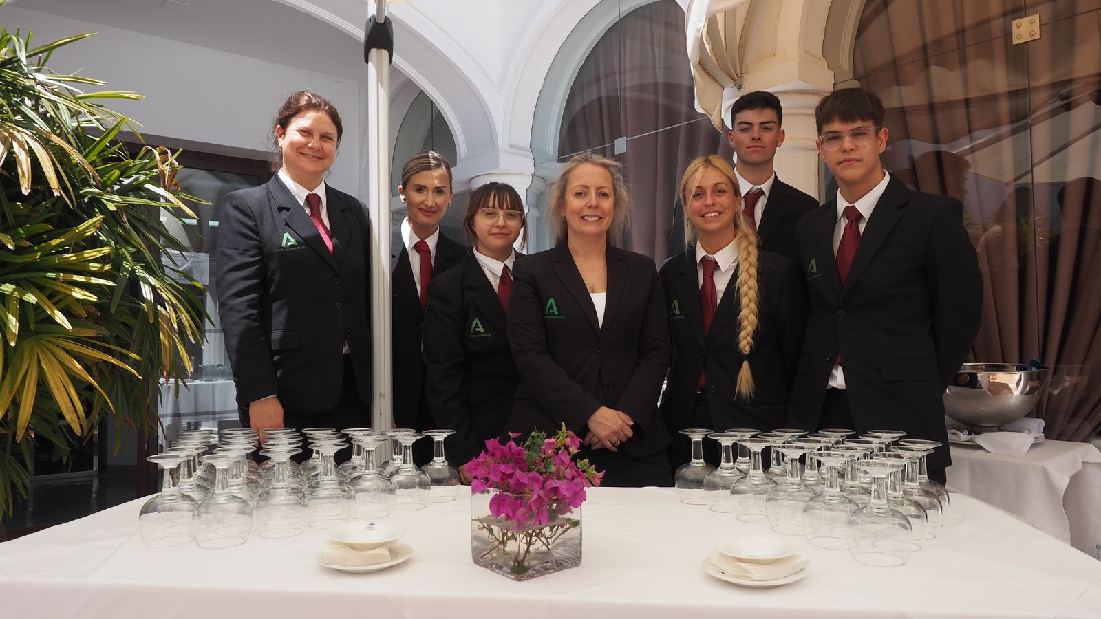 Alumnos actuales y docente de la Escuela de Hostelería de La Fonda, en Benalmádena.