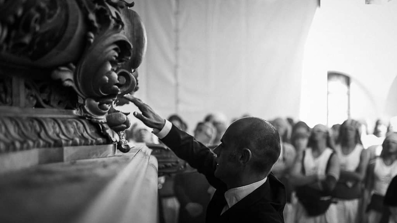 José coge el llamador.