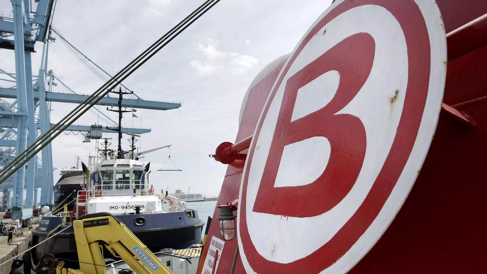 Boluda, Grimaldi y Balearia pugnan por la titularidad de Armas Trasmediterránea.