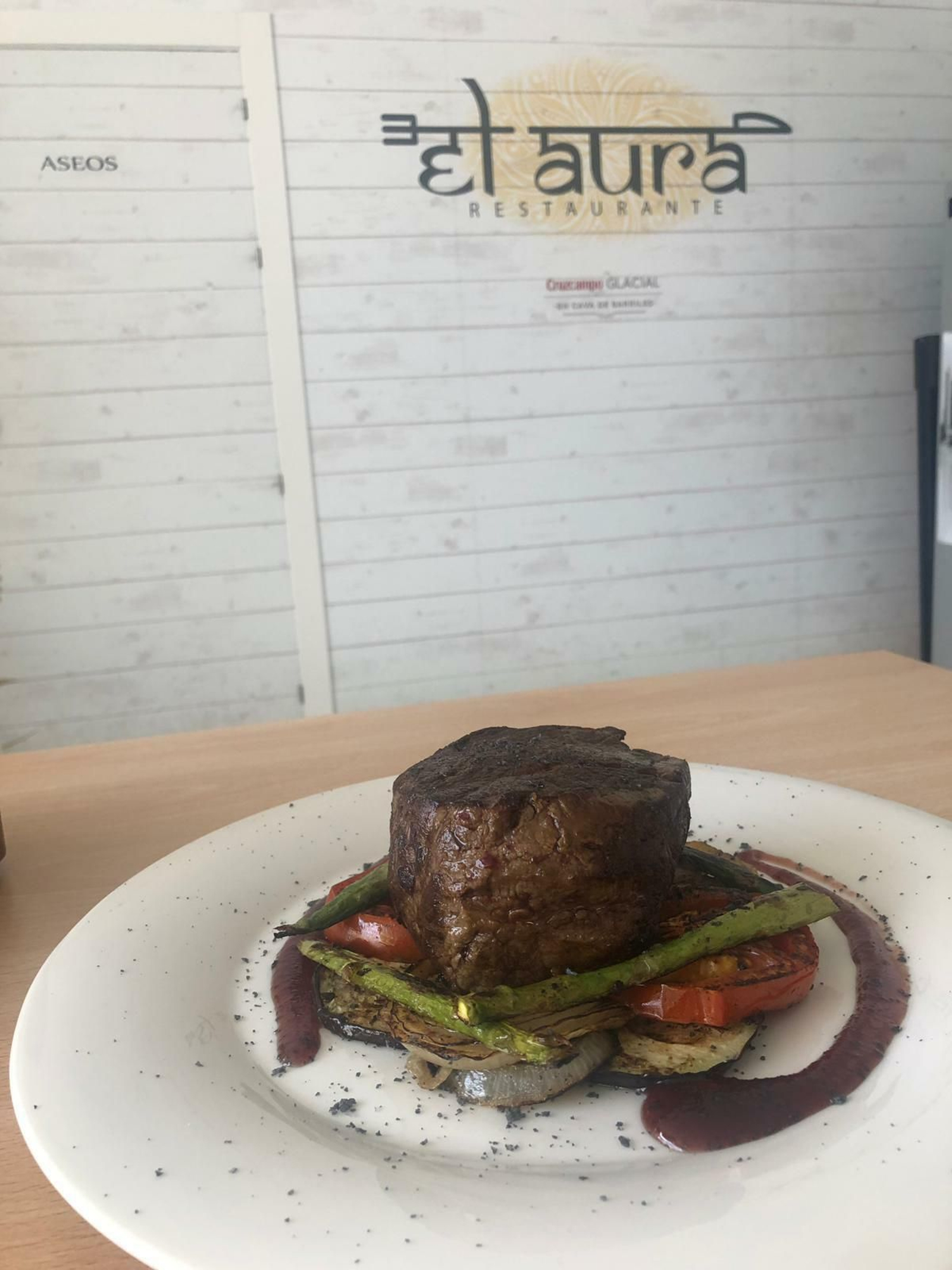 Solomillo de ternera con zurracapote y verduras asadas.