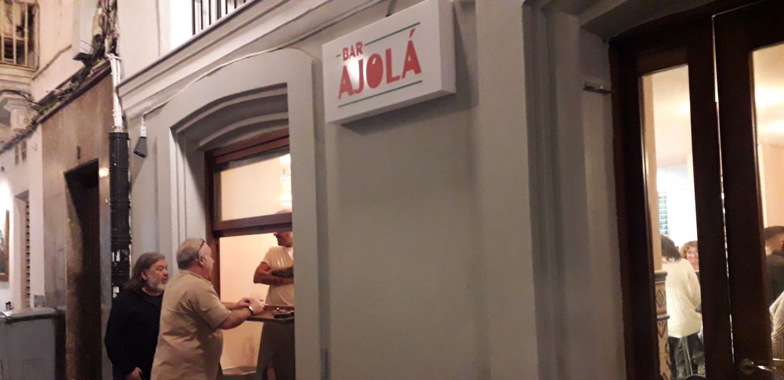 Fachada del bar Ajolá, en la Calle Cristóbal Colón.