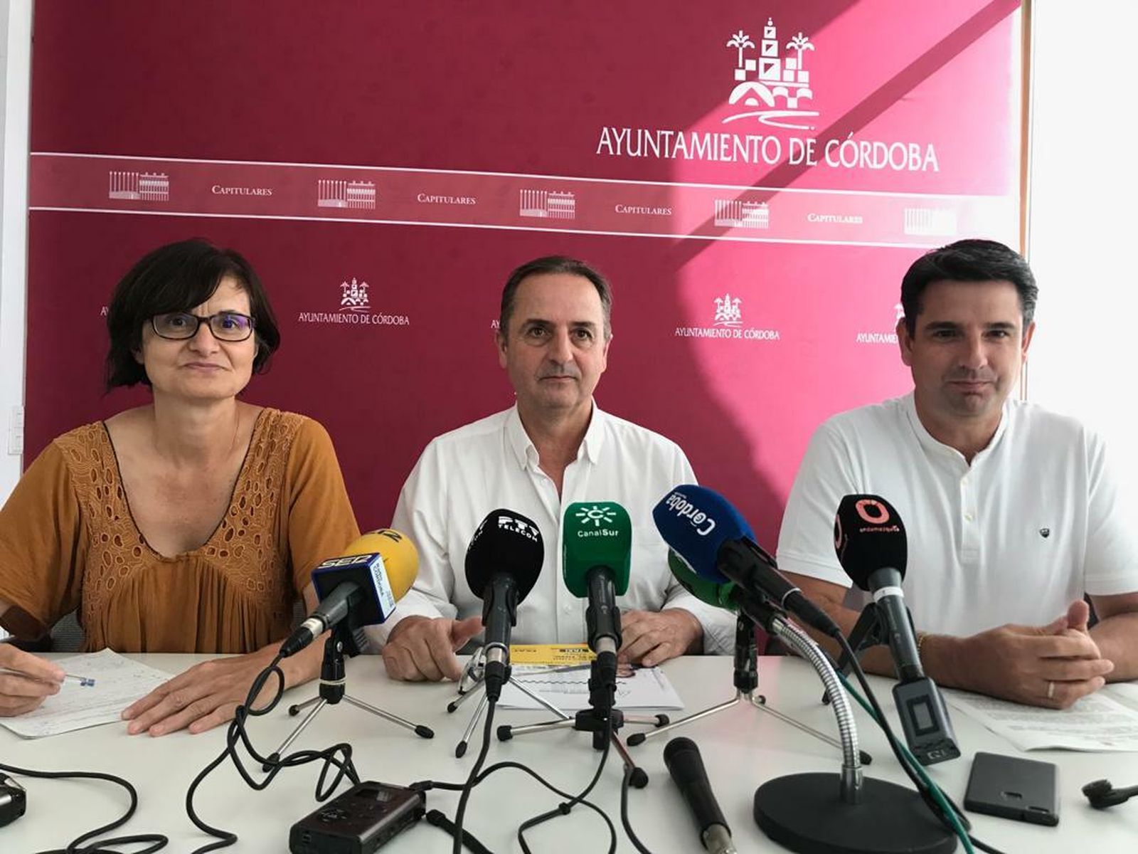 Miguel Ruano y los ediles de IU Amparo Pernichi y Pedro García informan sobre la reunión mantenida.