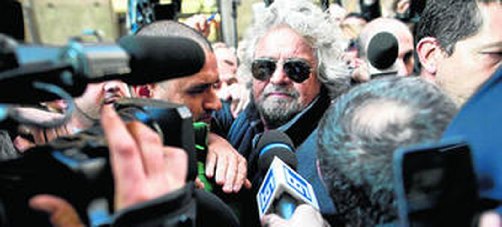 El líder del Movimiento 5 Estrellas, Beppe Grillo, a su llegada ayer al hotel de Roma donde se reunieron los parlamentarios de la formación.