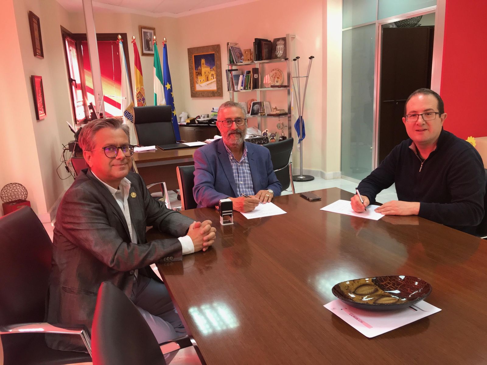 Santiago Alfonso, Francisco Torrecillas y Andrés García Ibáñez durante la firma del convenio.
