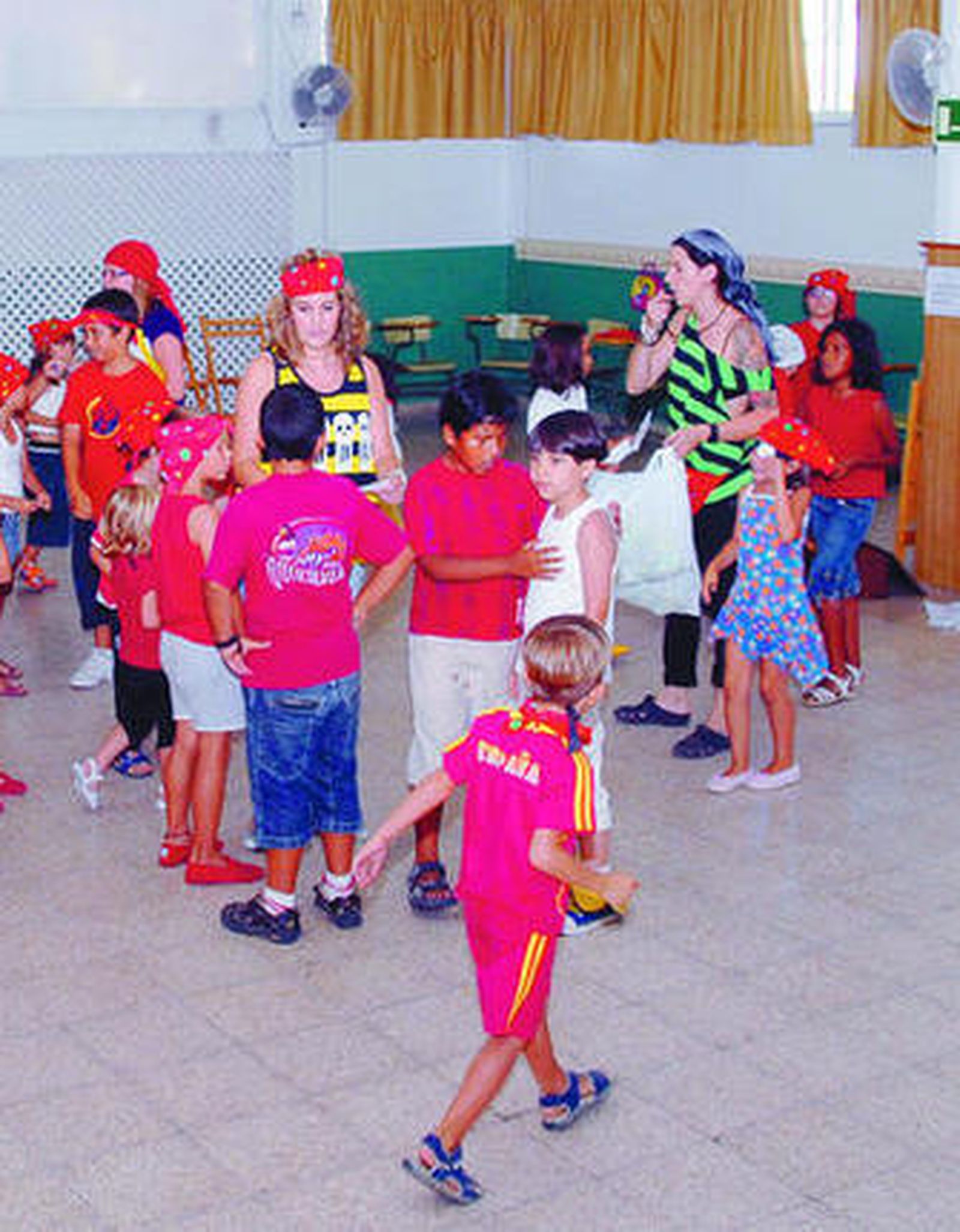 Varios niños hacen una gymkana, esta semana disfrazados de piratas.
