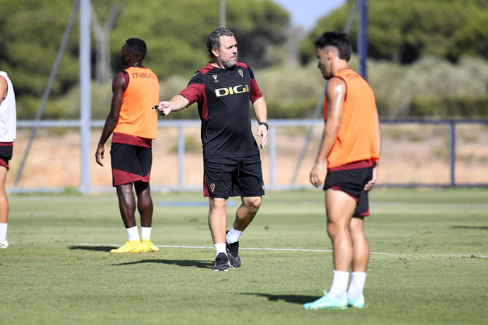 El técnico catalán, en un entrenamiento con el Cádiz El técnico catalán, en un entrenamiento con el Cádiz