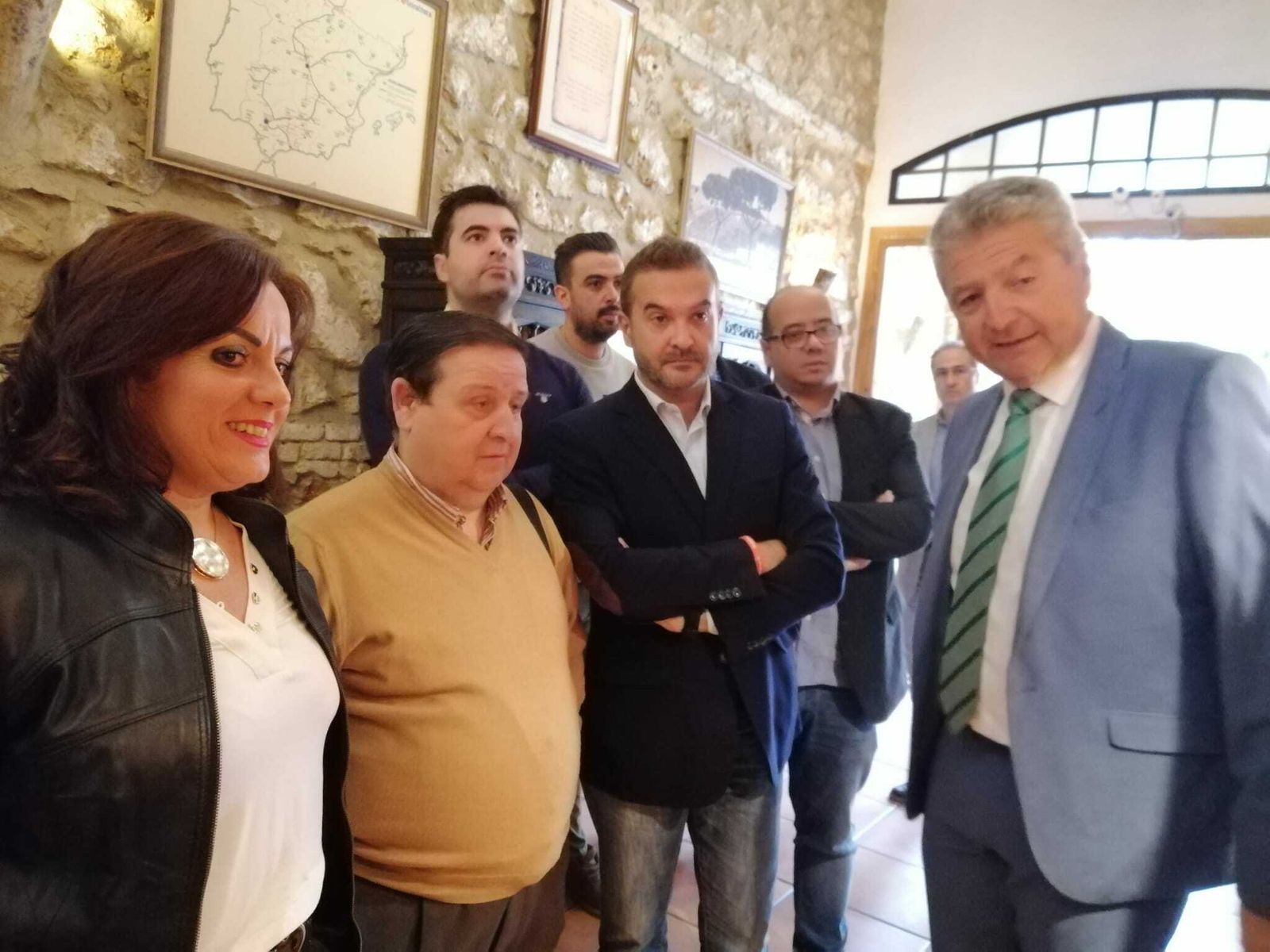 Marcial Gómez, en el centro, durante su visita al Museo del Aceite de Cabra.
