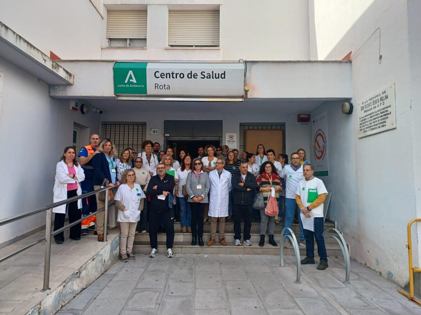 Una concentración en las puertas del Centro de Salud de Rota, en una imagen de archivo.