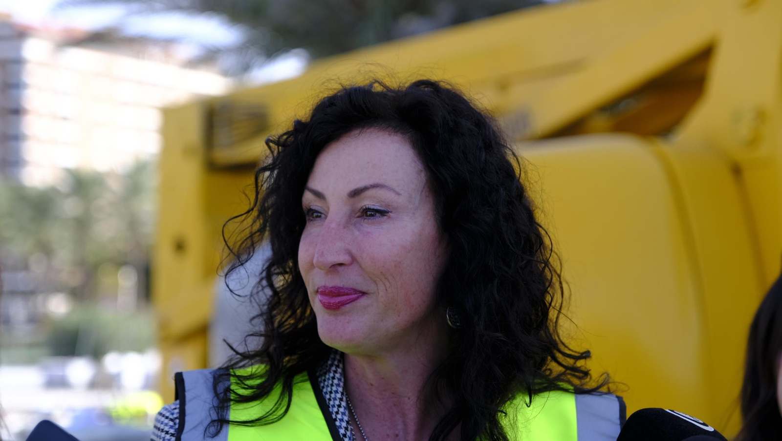 La prueba del izado de la bandera española y las obras del Puerto de Almería, en imágenes