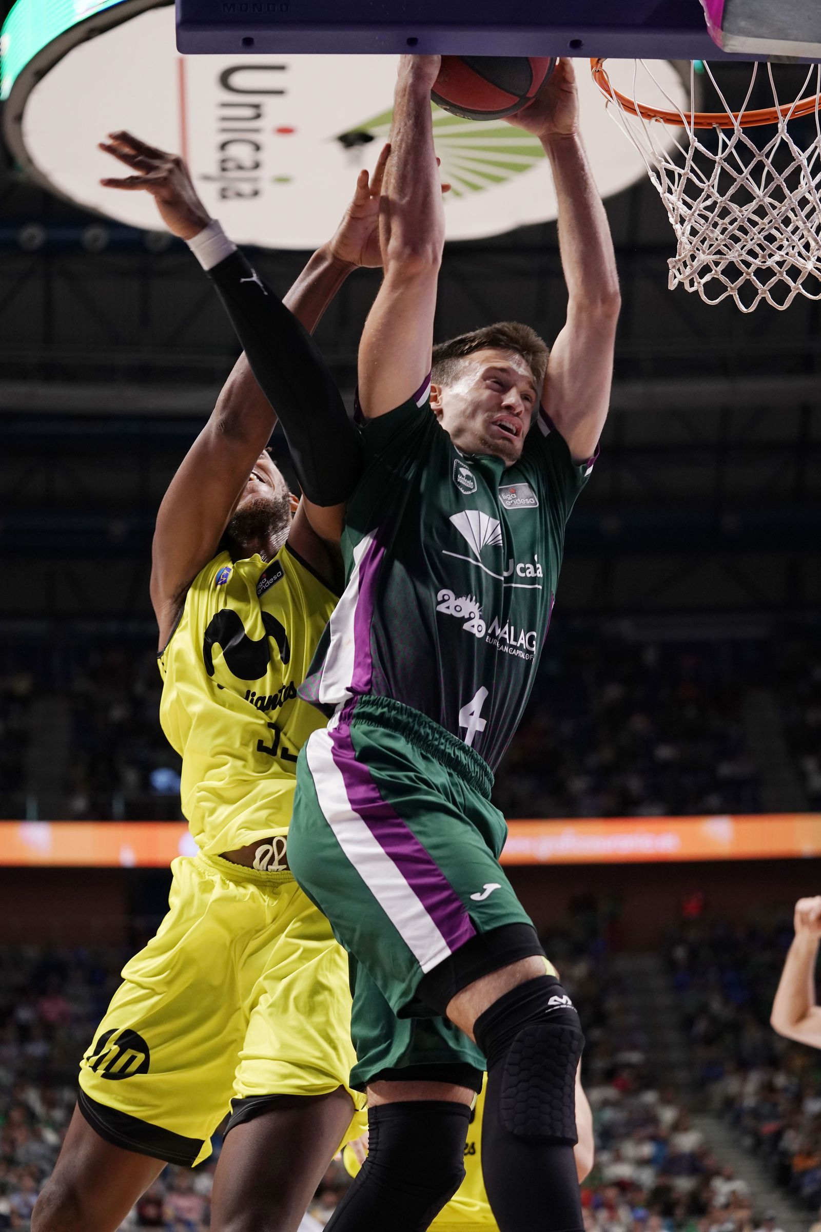 Avramovic pelea por un rebote.