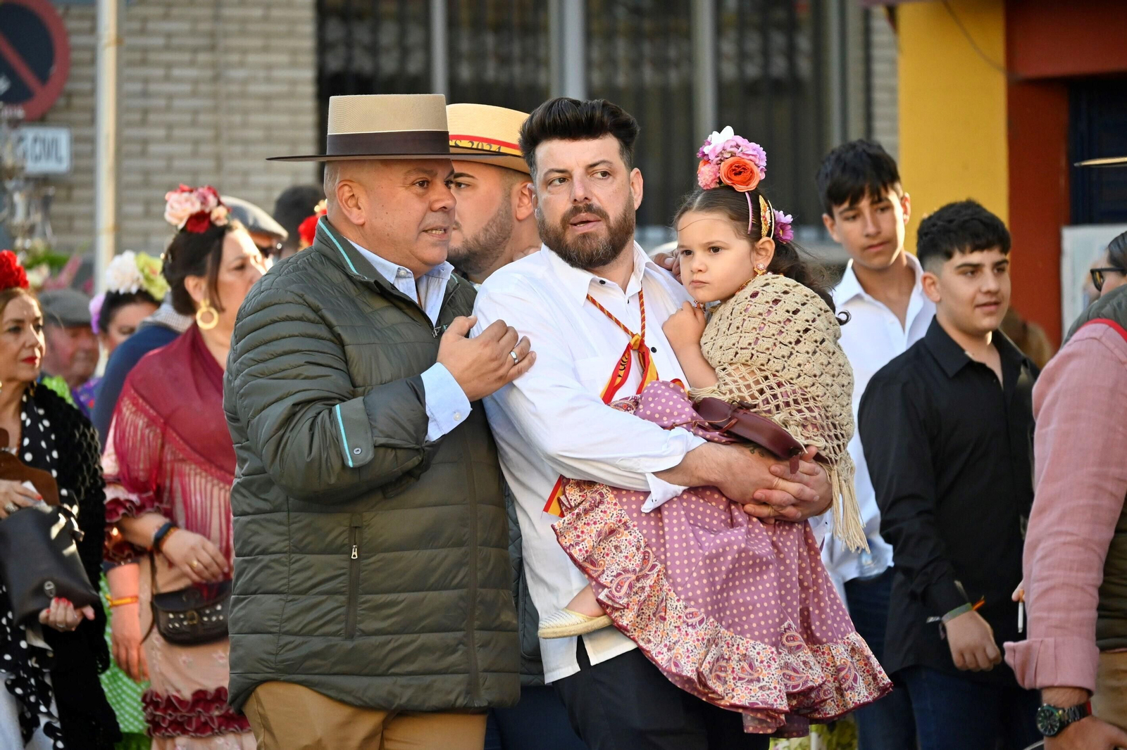 Imágenes de los peregrinos de la Hermandad de Emigrantes en su salida por las calles de Huelva