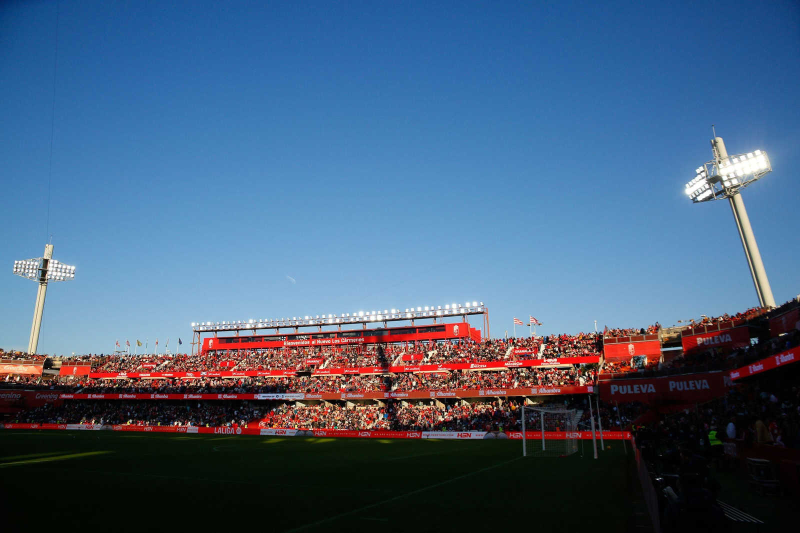 Las imágenes de la suspensión del Granada - Athletic por la muerte de un aficionado