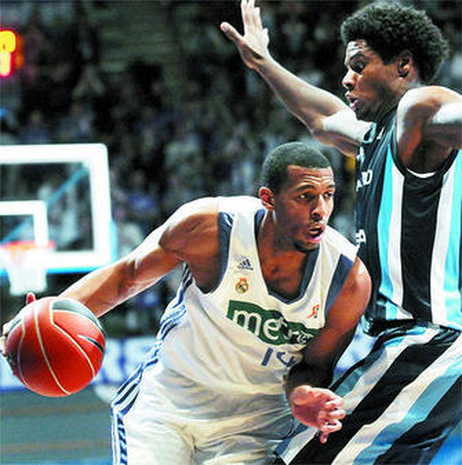 El madridista Hosley (i), en un lance del juego contra el Bruesa.