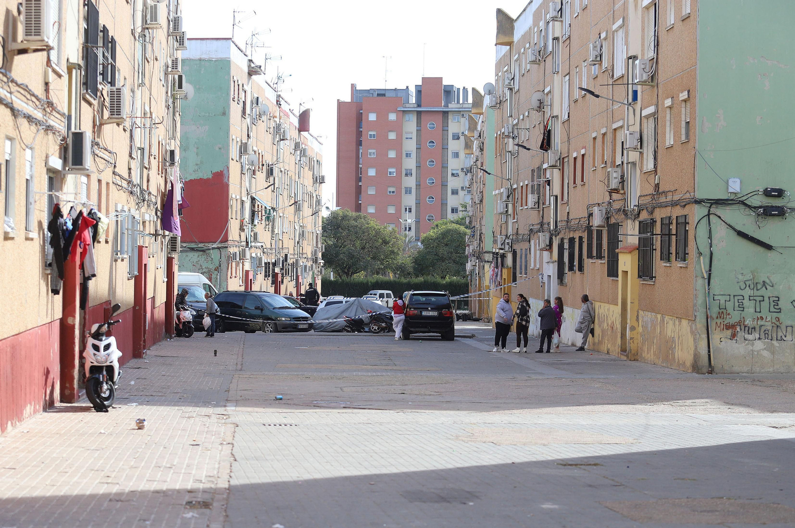 Imágenes del atrincherado que amenazaba con hacer estallar una bombona en el Torrejón, Huelva