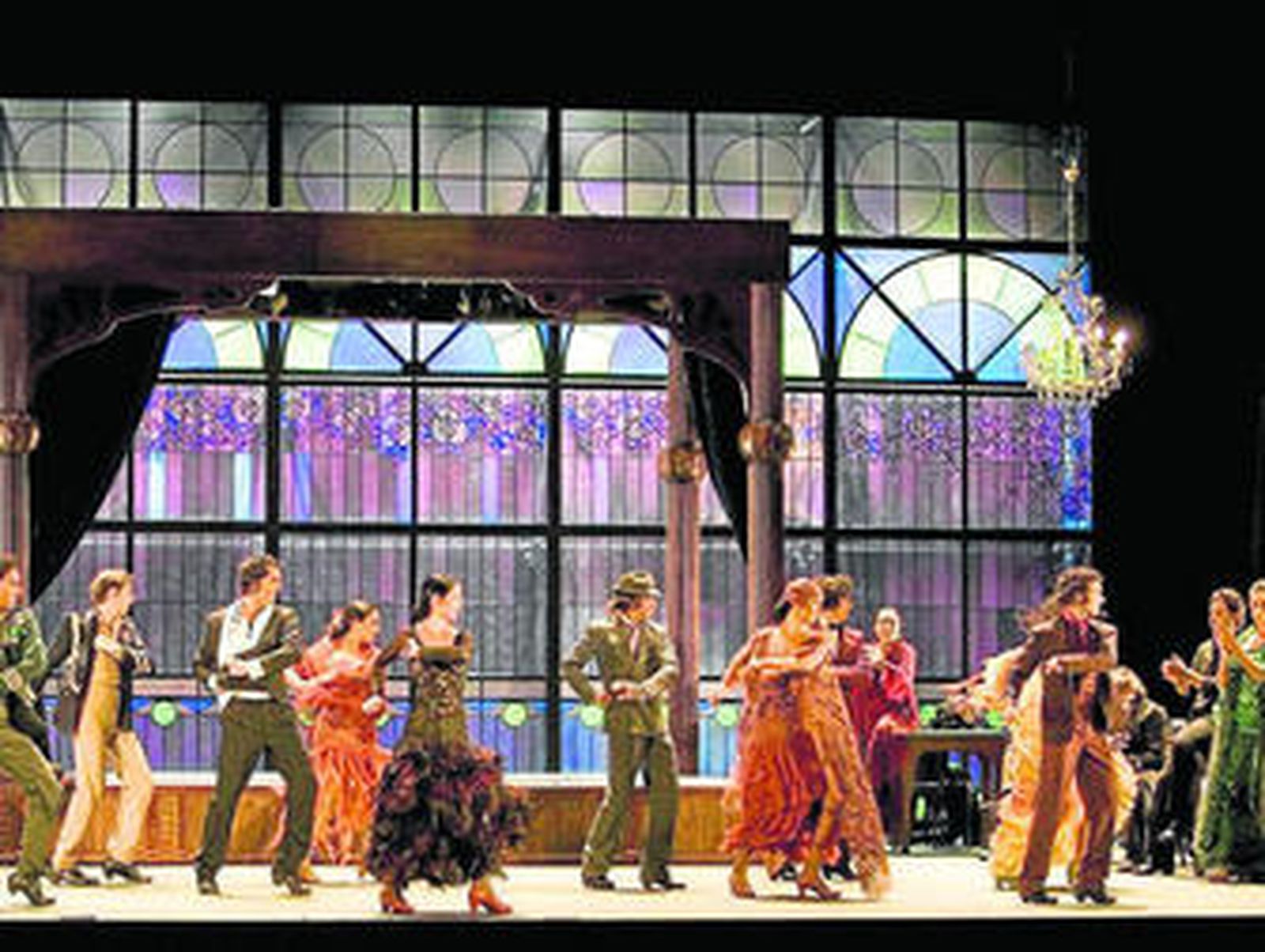 Algunos de los bailarines, durante uno de sus espectáculos.