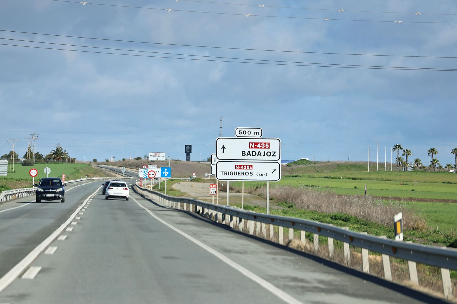 Vehículos circulan por la N 435.