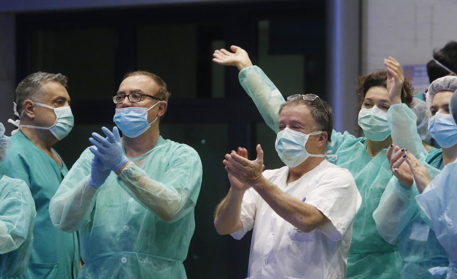 Los profesionales del Hospital Reina Sofía de Córdoba devuelven los aplausos de los cordobeses