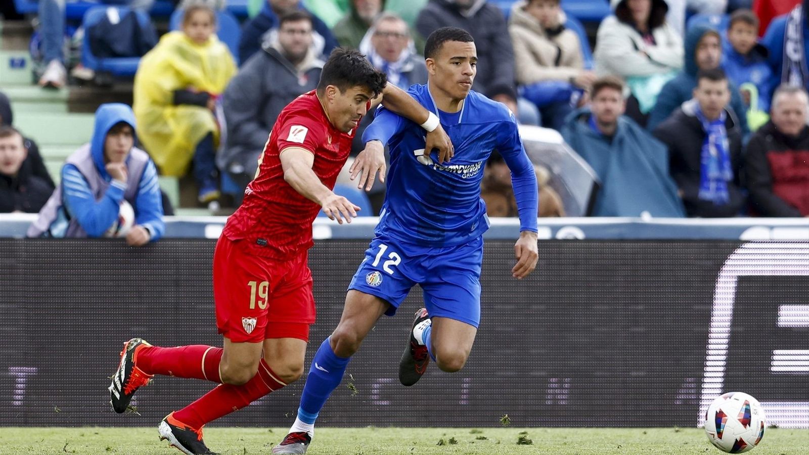 Acuña pelea un balón con Greenwood, que se tuvo que ir a la otra banda.