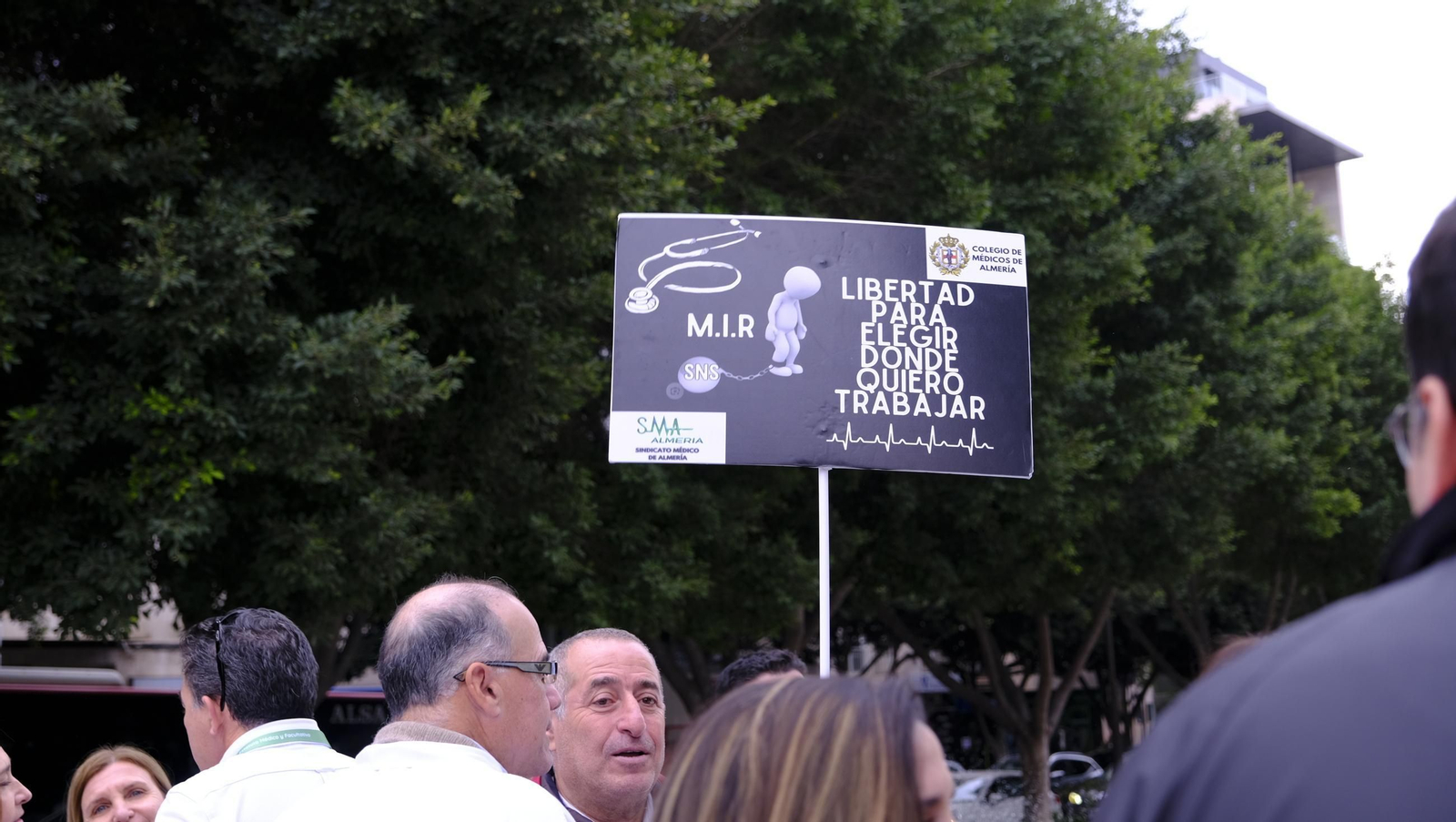 Los médicos de Almería se manifiestan contra el nuevo estatuto, en imágenes