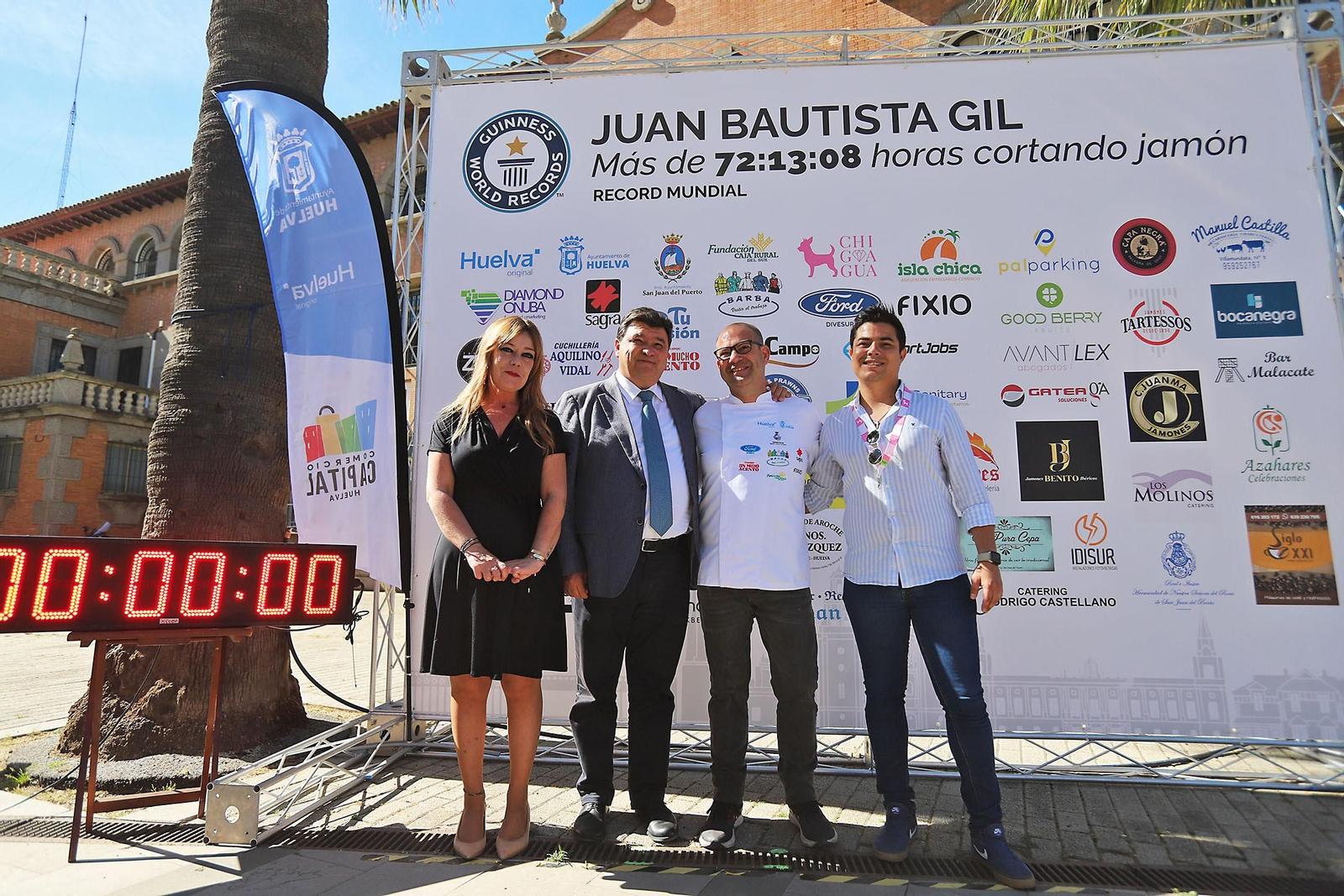 Imágenes del inicio del intento de conseguir el récord Guinnes de cortar jamón en Huelva