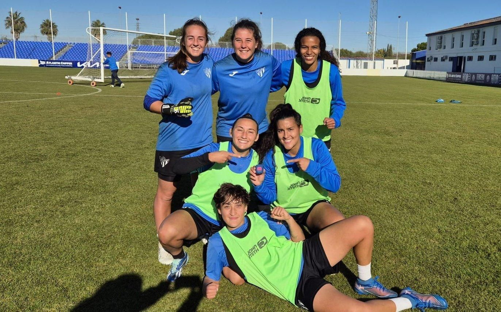 Las jugadoras celebran la victoria de uno de sus partidillos de entrenamiento.