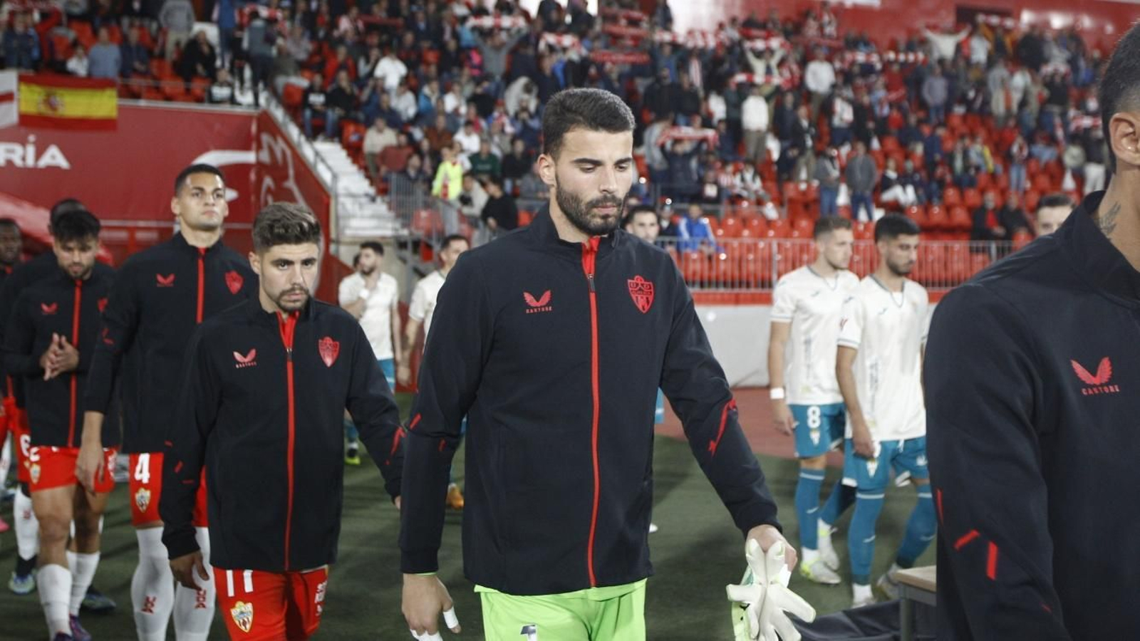 Luis Maximiano salta al terreno de juego en un encuentro del pasado curso.