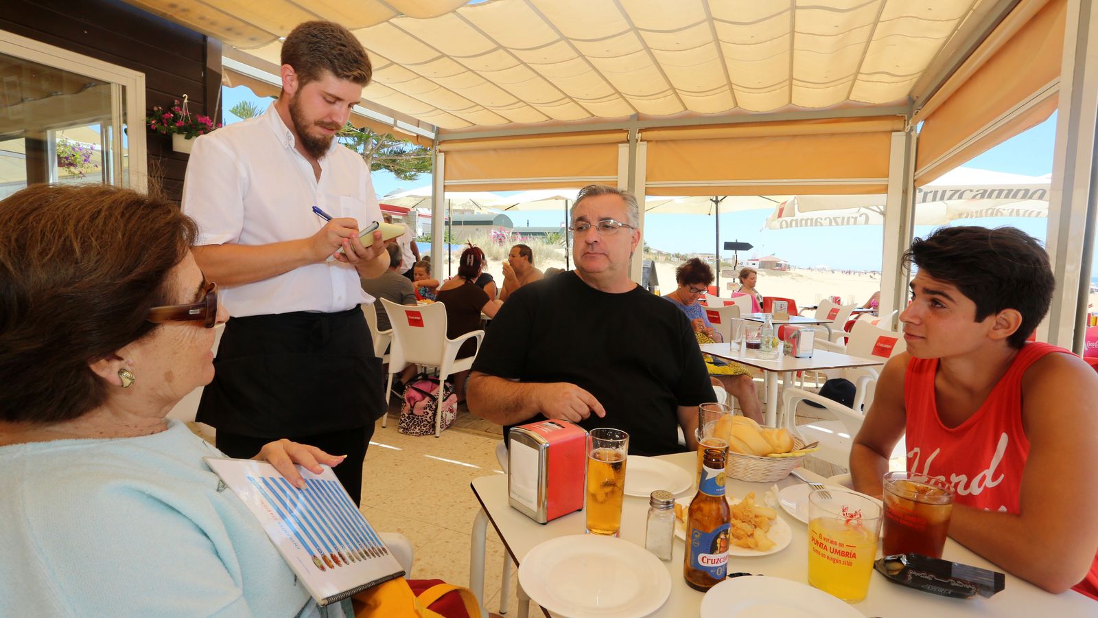 La hostelería es uno de los principales sectores de la temporada estival onubense.