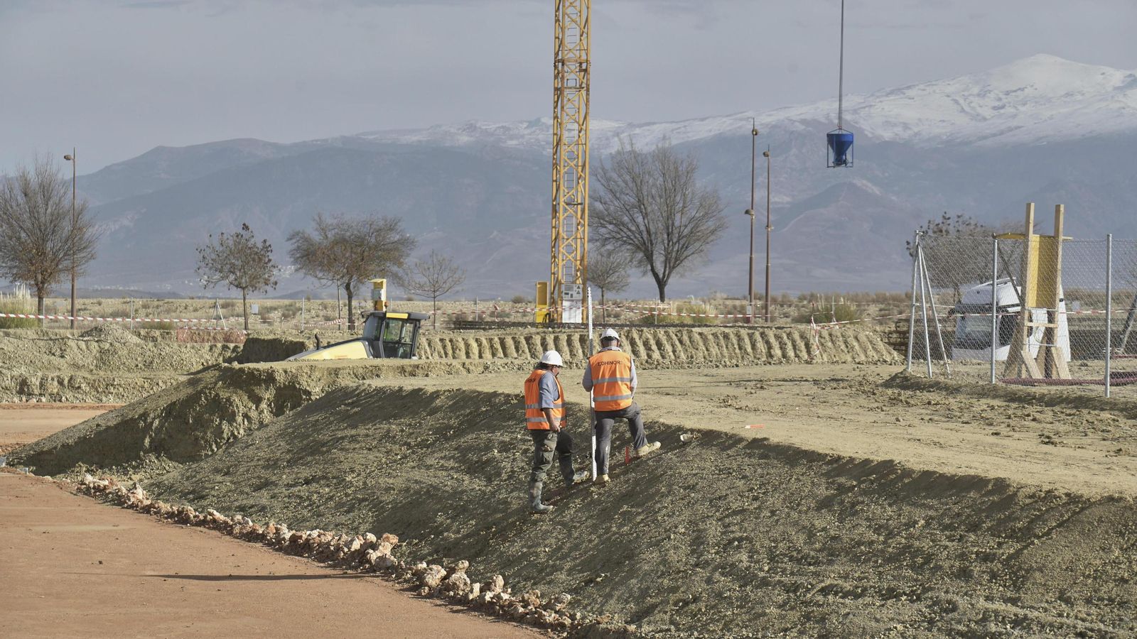 Trabajadores en la parcela de Escúzar. Trabajadores en la parcela de Escúzar.