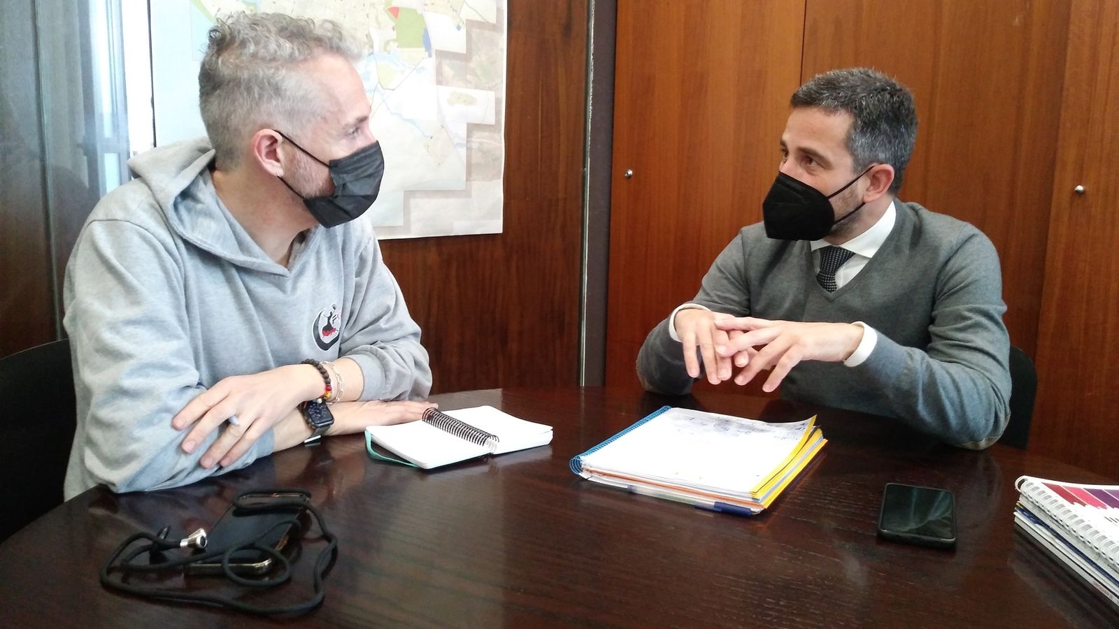 Reunión con el concejal.