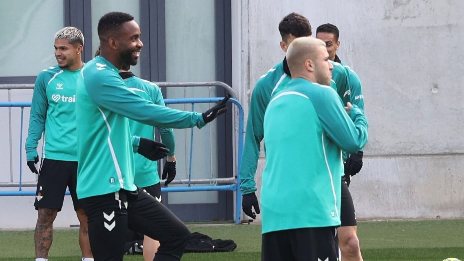 Bakambu bromea con Pablo García en un entrenamiento.