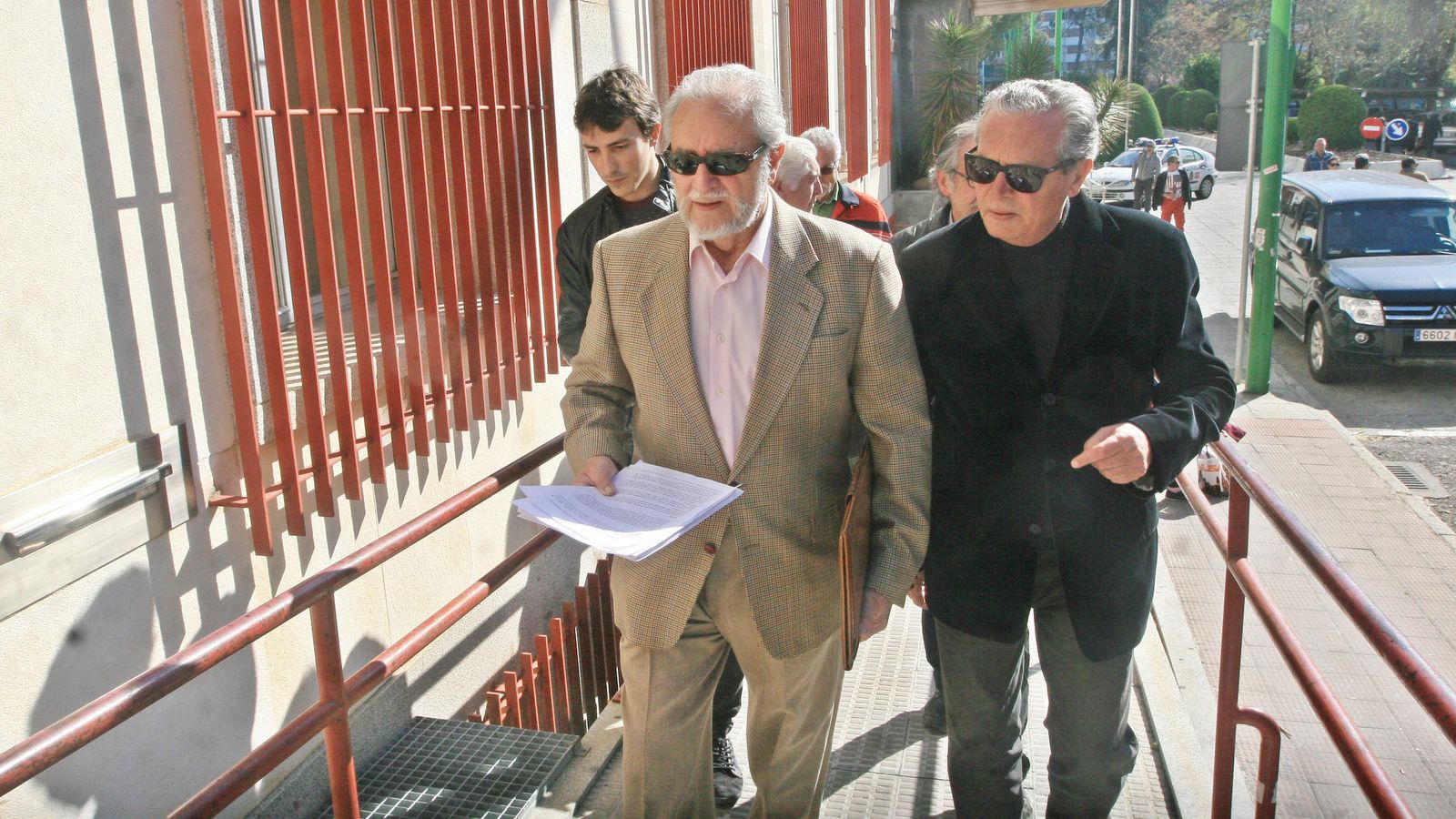 Julio Anguita y Herminio Trigo, en 2015, cuando denunciaron en los juzgados la inmatriculación de la plaza del Triunfo por parte de la Iglesia.