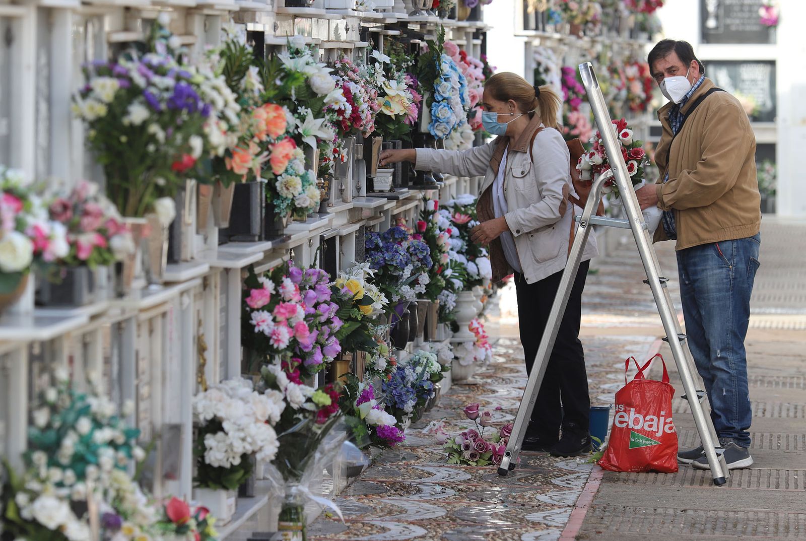 Imágenes de los preparativos en el cementerio de Huelva con motivo de la festividad de Todos los Santos