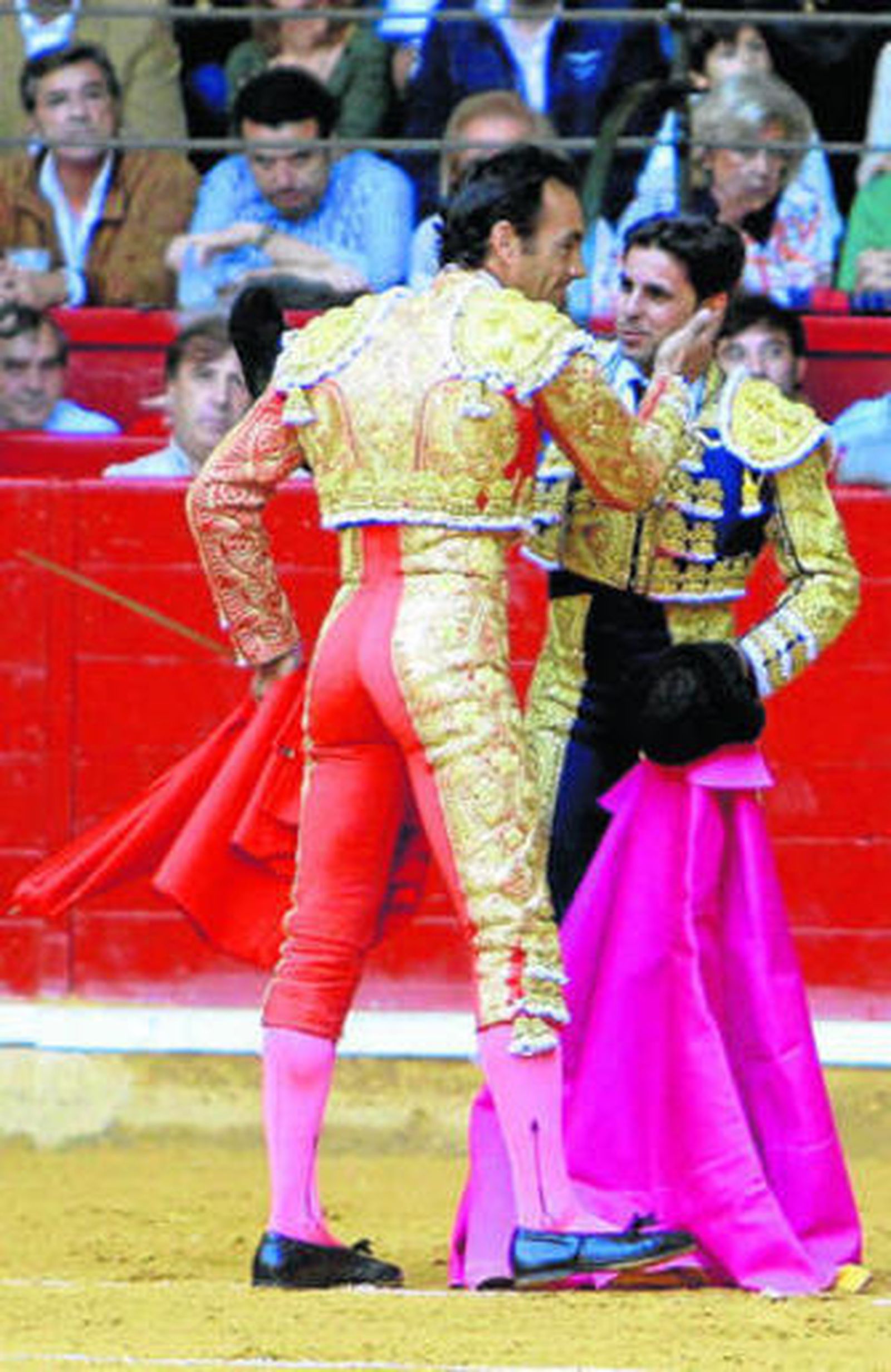 El Cid brindó su primer toro a Rivera Ordóñez 'Paquirri'.