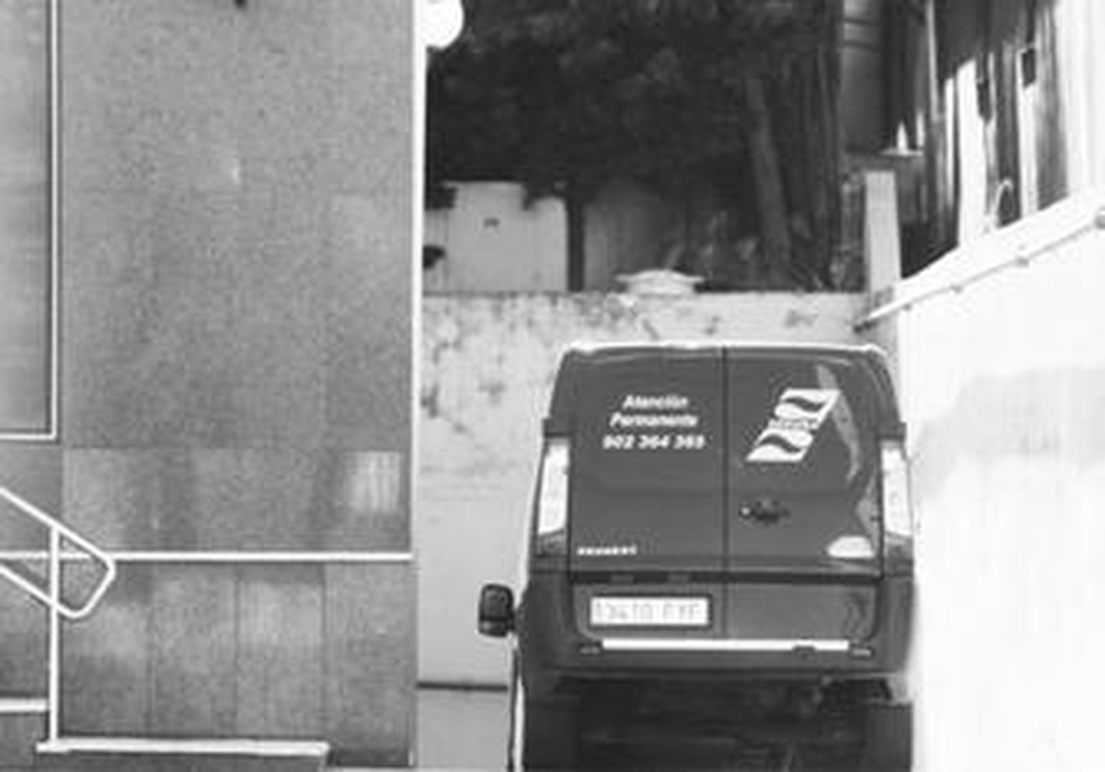 El coche fúnebre con el cadáver, entrando en la tarde de ayer en el tanatorio de Los Pinos de Algeciras.