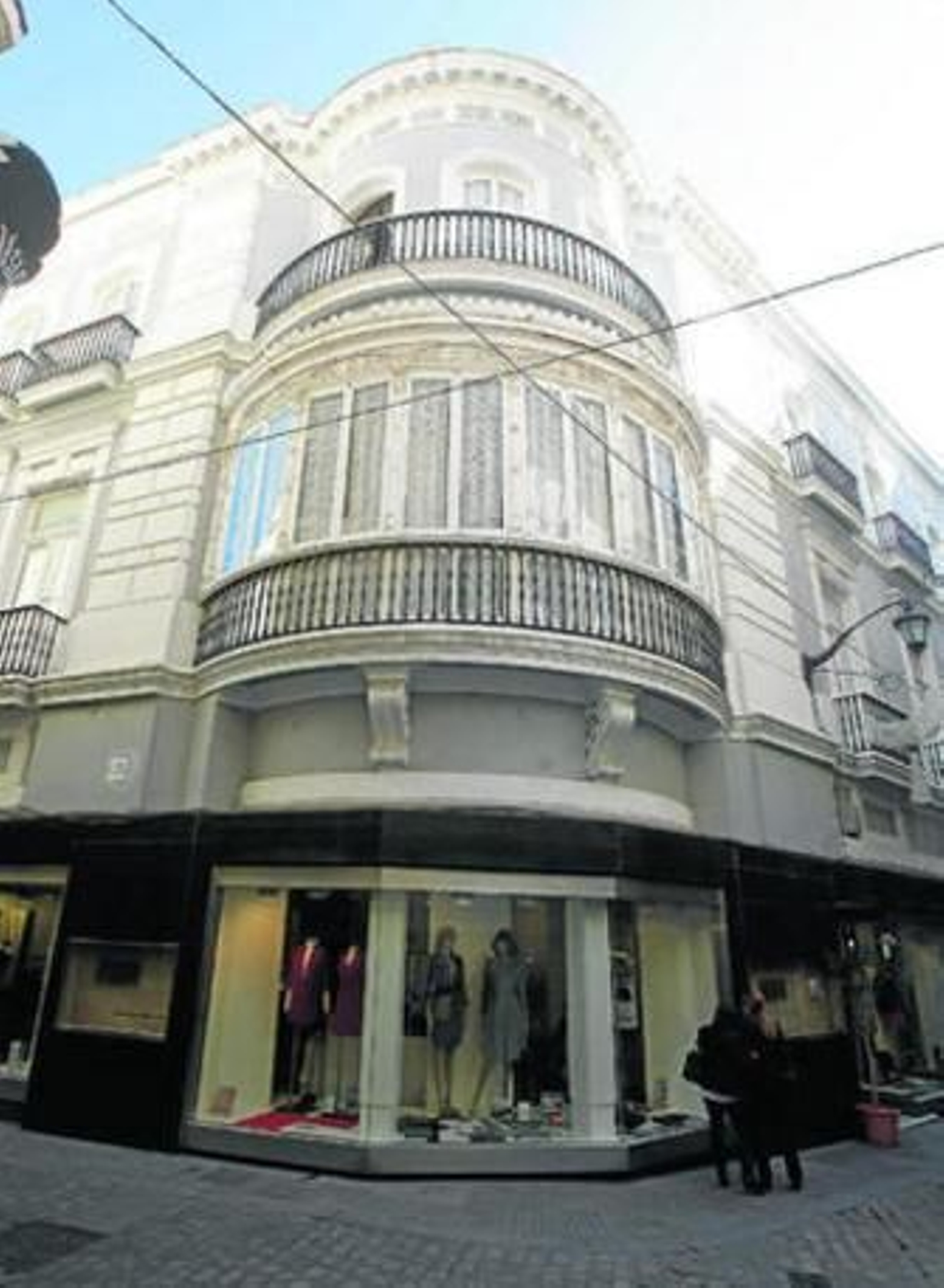 Este edificio del siglo XIX posee una esquina redondeada en la confluencia de las calles Novena y Barrié.