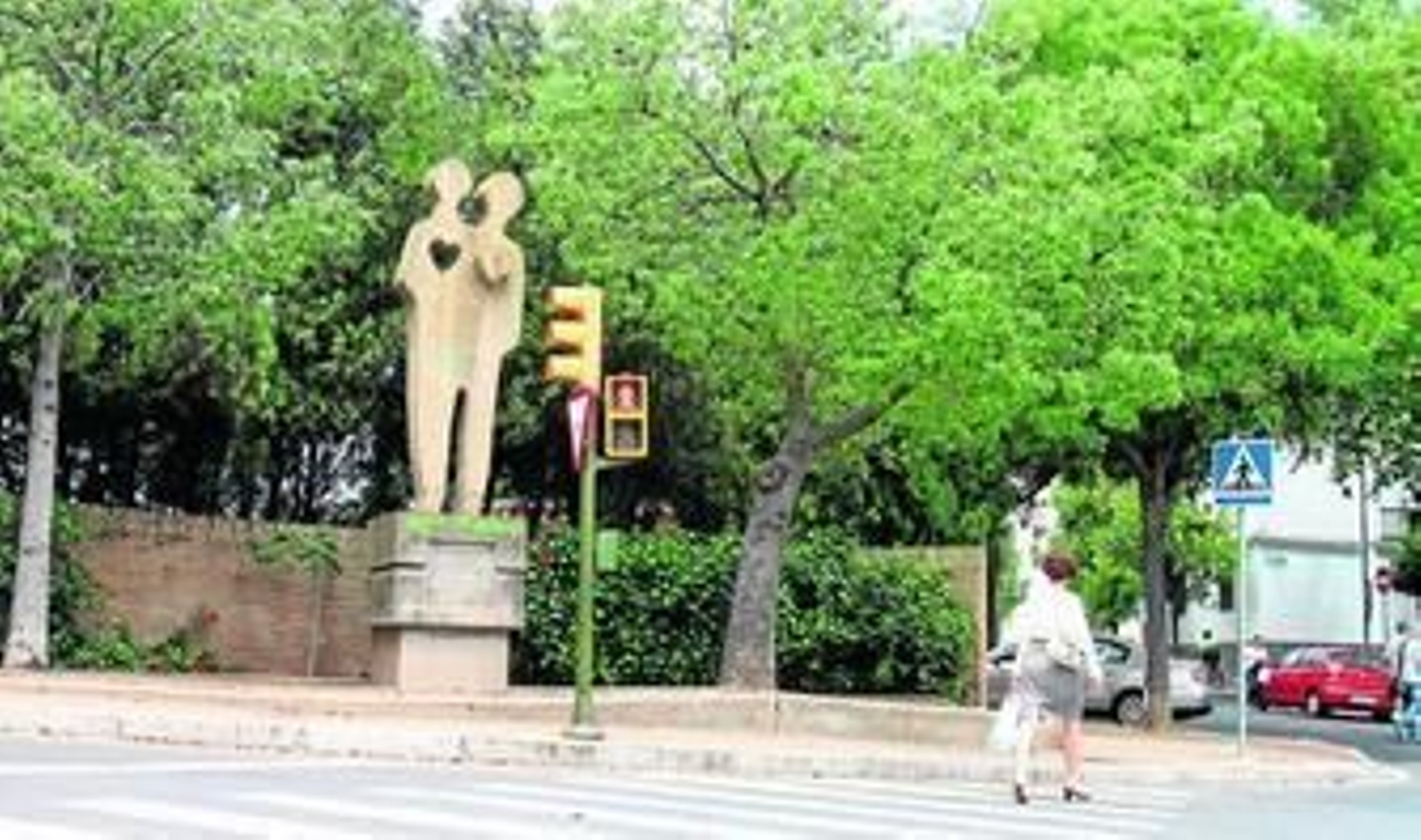 El monumento como se encuentra en la actualidad, en la intersección entre la avenida Federico Mayo y la Vía Paisajista, sin placa y con pintadas.