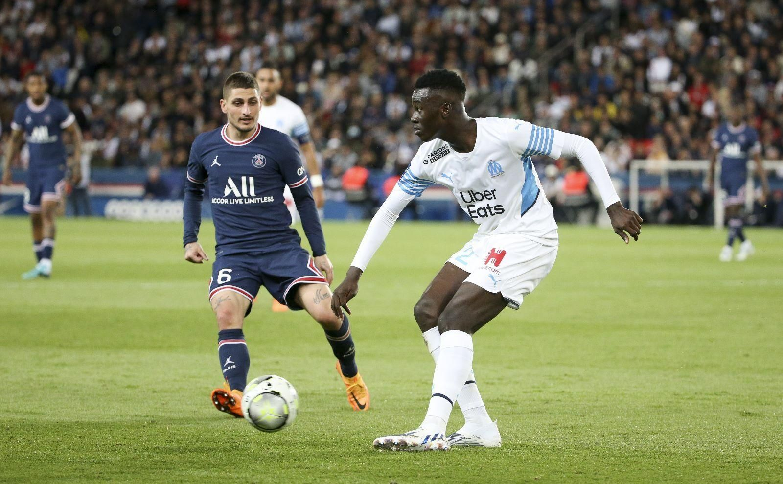 Pape Gueye da un pase con su pierna fuerte, la zurda, ante Verratti en PSG-Marsella.