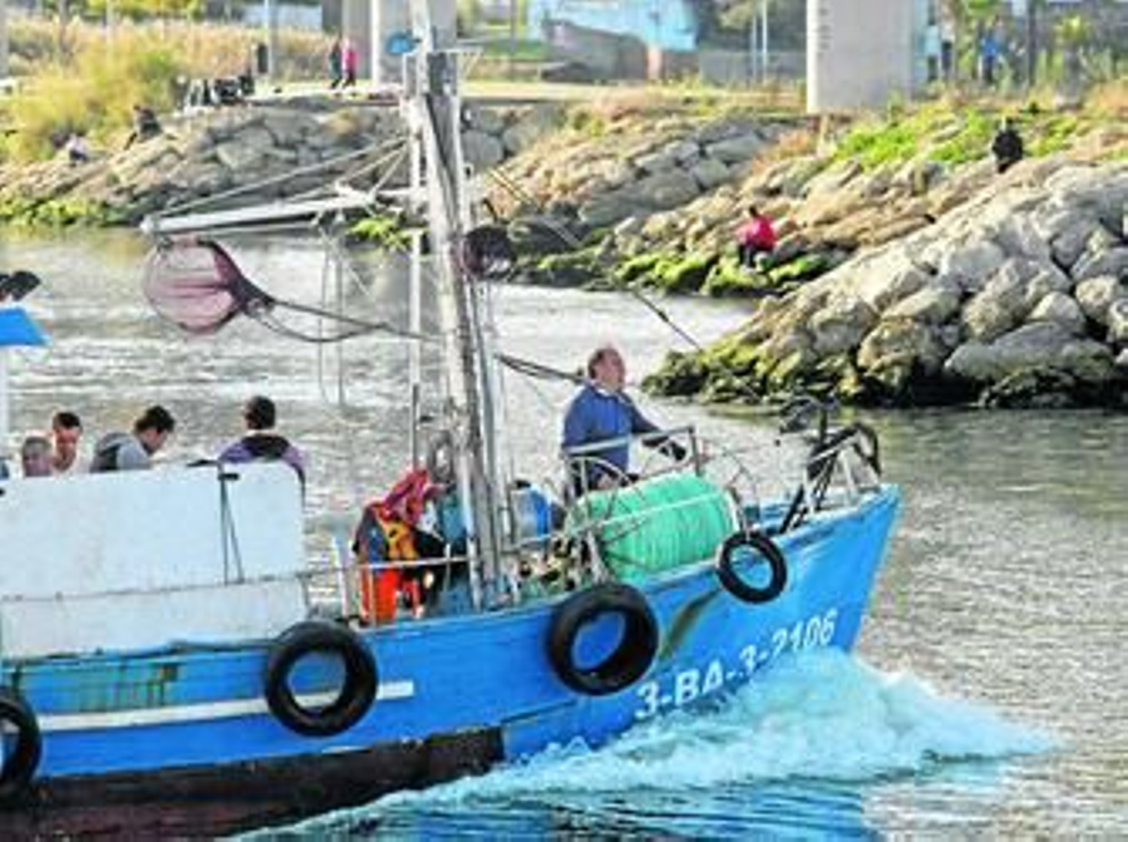 Landaluce, en la proa del barco, pasando por debajo del puente del acceso al puerto de Algeciras, ayer.