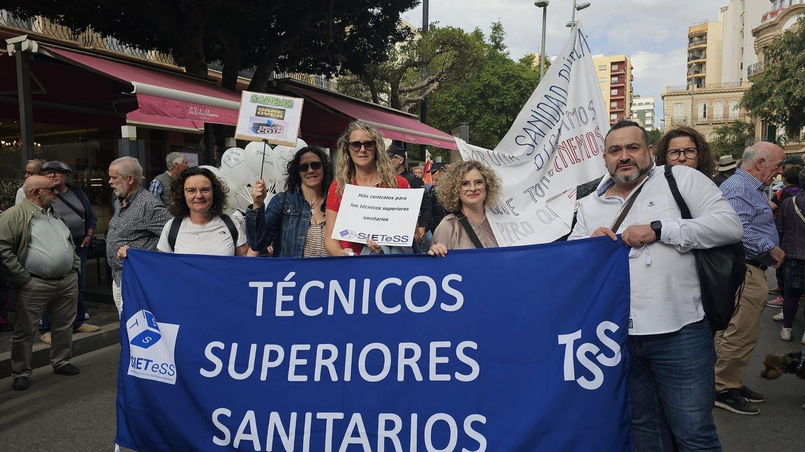 Técnicos superiores sanitarios secundan la marcha.