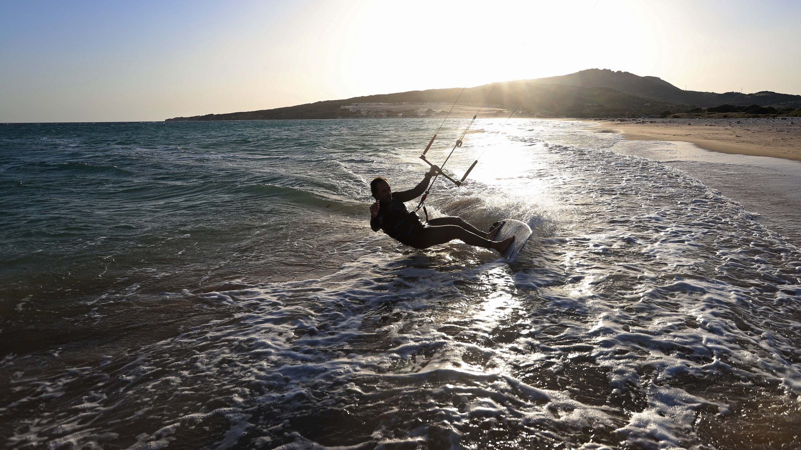 Fonsy Delgado rinde homenaje a Paco de Lucía en las playas de Tarifa