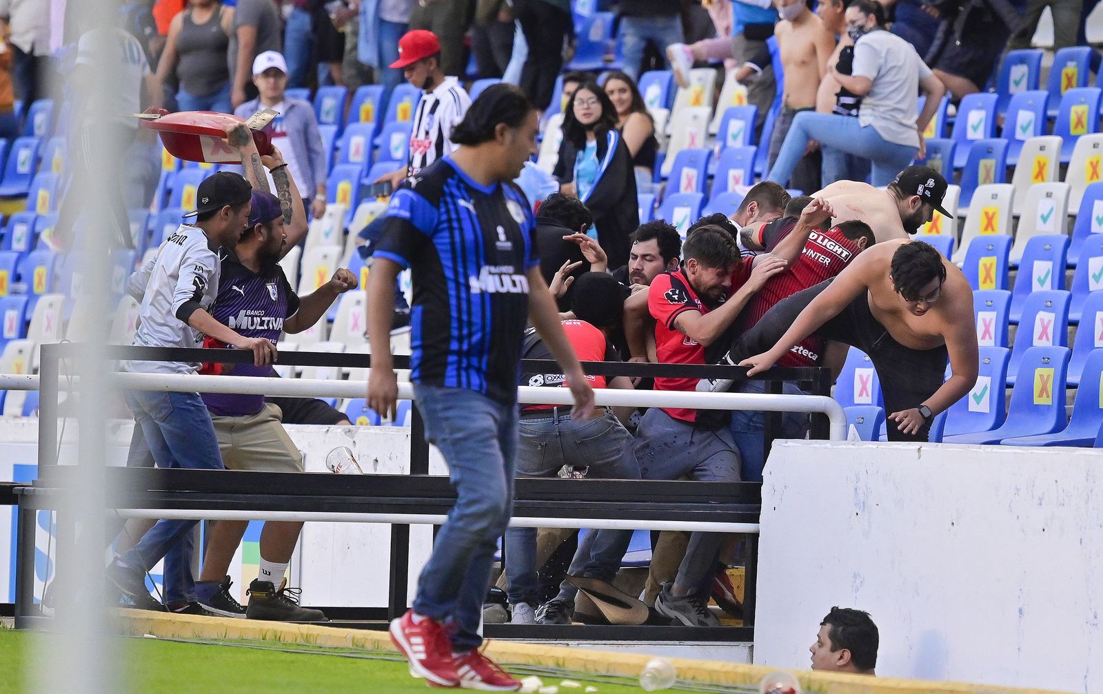 Las imágenes de la pelea en el fútbol mexicano entre Querétaro y Atlas