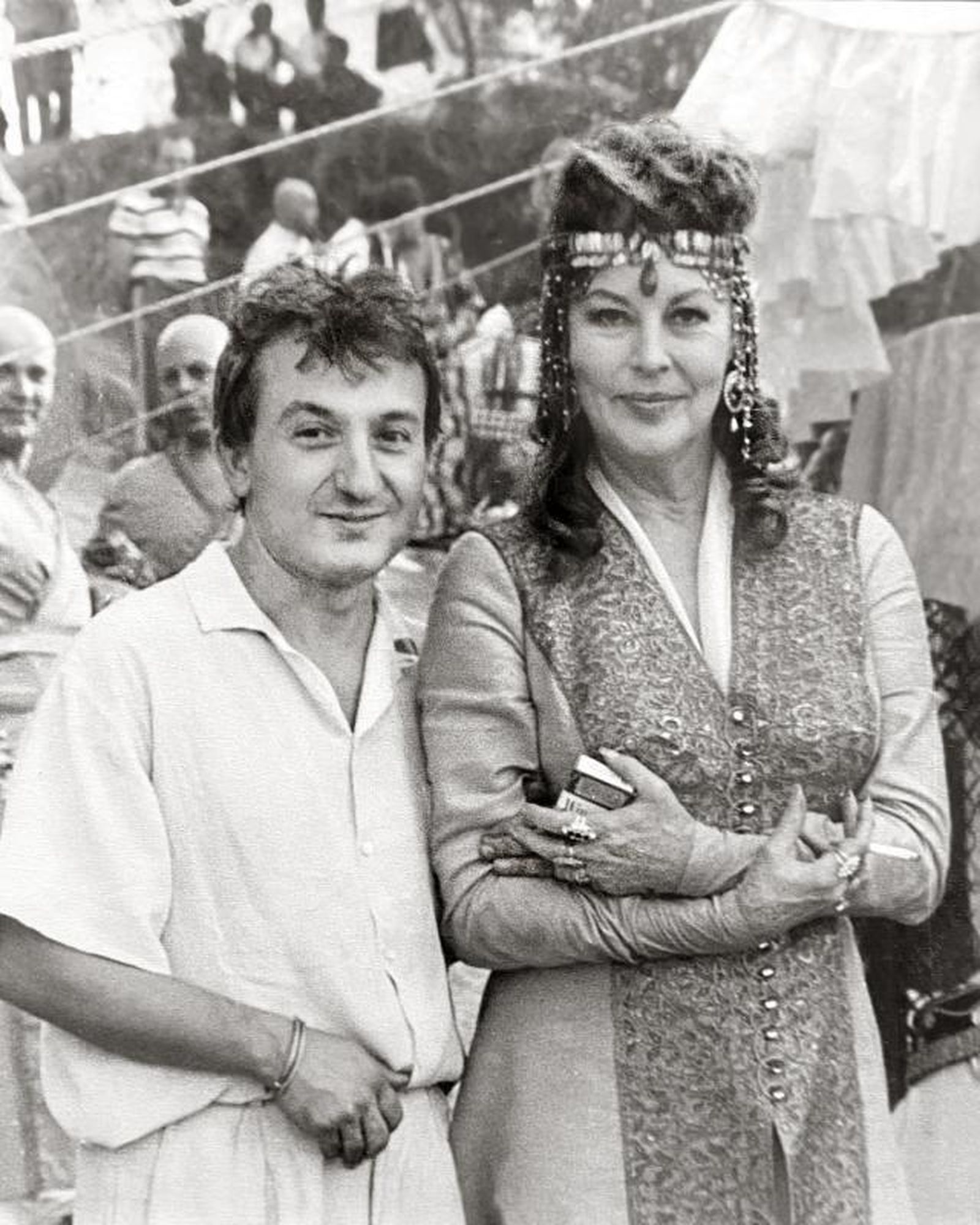 El fotógrafo De la Fuente con Ava Gardner en 1985 en el rodaje de 'Dardanelos'.