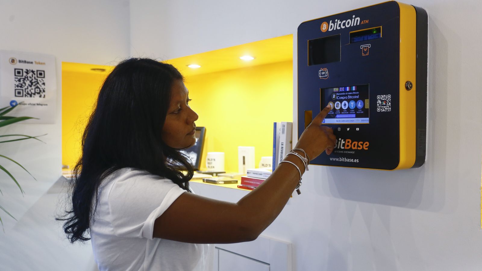 Yisele Villamizar, encargada de la tienda de Bitbase en Málaga